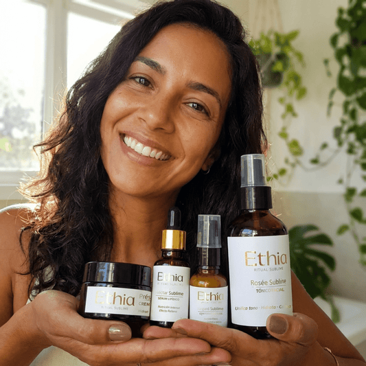 Pack Completo Ritual antiedad piel madura y sensible · Mujer sosteniendo los 4 productos | Dermocosmética Limpia - Ethia