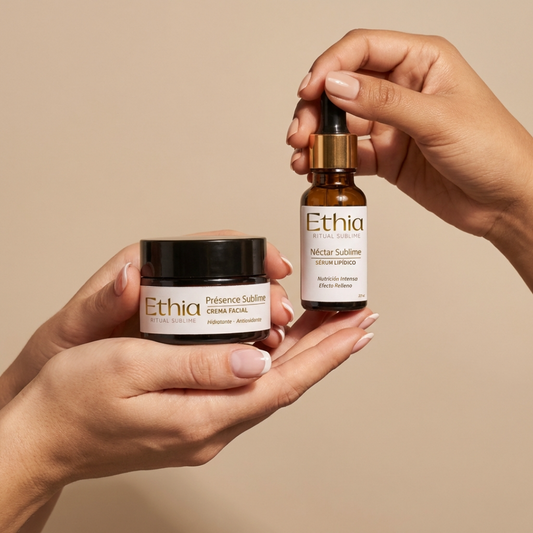 Manos sosteniendo el Pack Duo Sublime de Ethia con crema facial y sérum