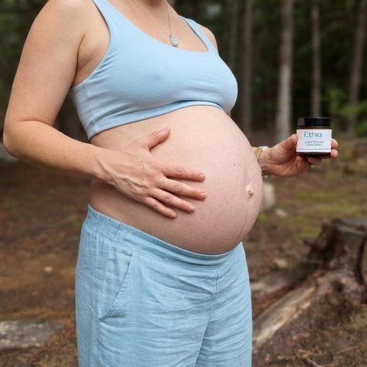 Mujer embarazada mostrando ungüento corporal Caresse Maternelle de Ethia